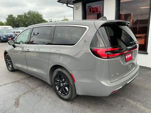 Used 2025 Chrysler Pacifica Select FWD image 5