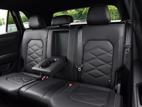 Used 2025 Volkswagen Atlas Cross Sport SE w/ Panoramic Sunroof Package FWD image 22