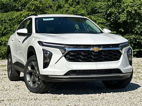 New 2026 Chevrolet Trax LT w/ LT Convenience Package FWD image 2