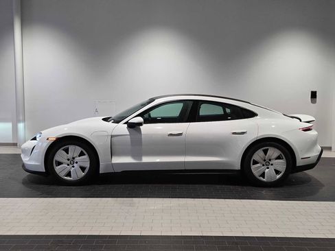 Used 2022 Porsche Taycan image 2