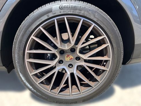 Used 2022 Porsche Cayenne AWD/4WD image 6