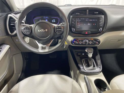 Used 2023 Kia Soul LX w/ LX Technology Package FWD image 12