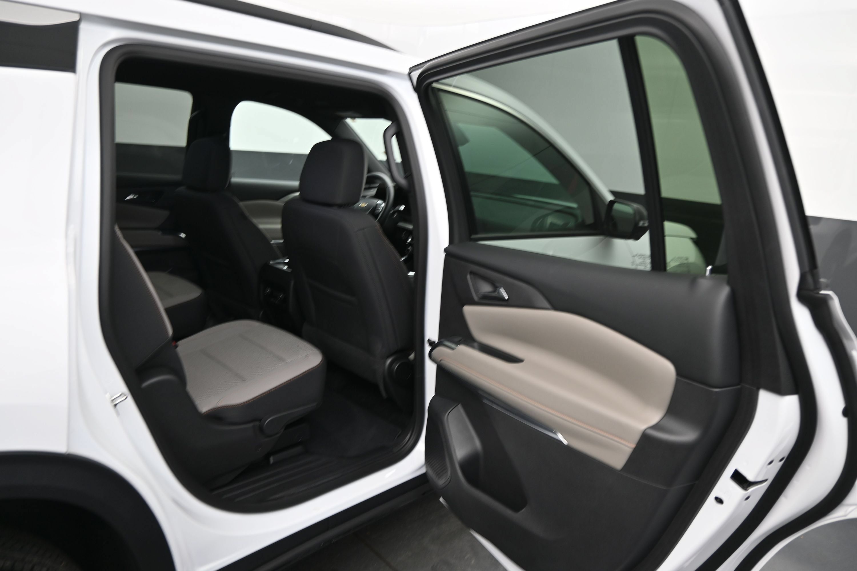 Certified 2026 Chevrolet Traverse LT w/ Driver Confidence Package FWD image 12