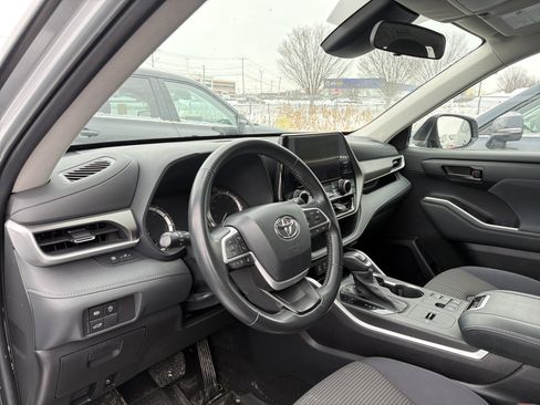 Used 2023 Toyota Highlander LE image 7