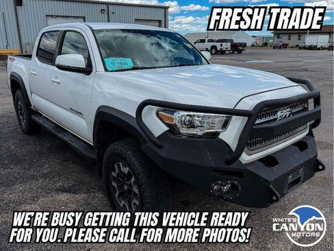 Used 2017 Toyota Tacoma TRD Off-Road w/ Tow Package (A/T) AWD/4WD image 5