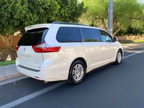 Used 2015 Toyota Sienna XLE Premium FWD image 7