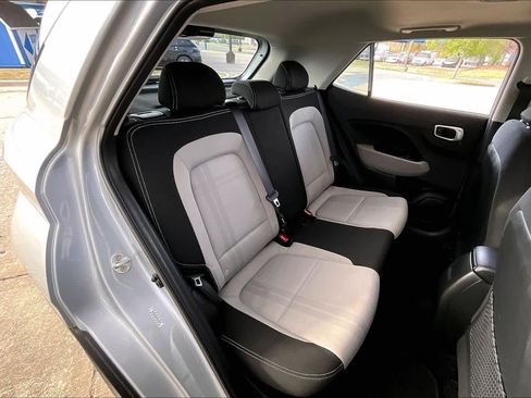 Used 2023 Hyundai Venue SEL image 19