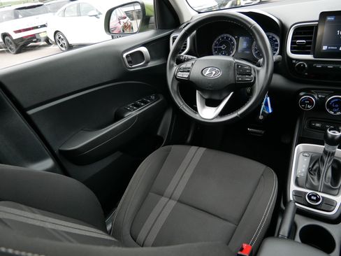 Used 2022 Hyundai Venue SEL FWD image 9