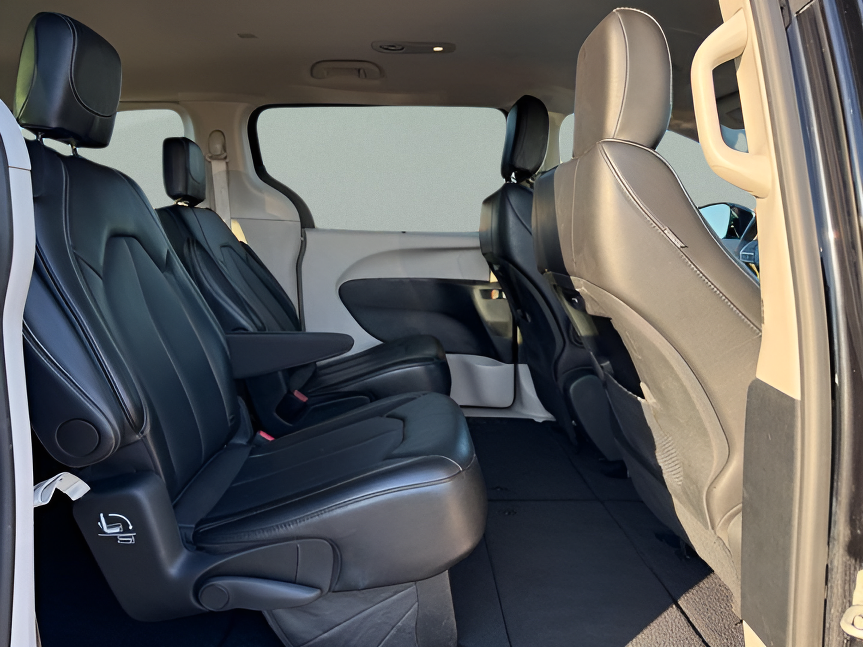 Used 2024 Chrysler Pacifica Touring-L FWD image 10