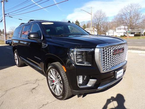 Certified 2022 GMC Yukon XL Denali w/ Denali Premium Package AWD/4WD image 7