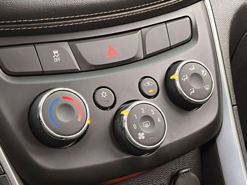 Used 2019 Chevrolet Trax LT w/ LT Convenience Package image 26