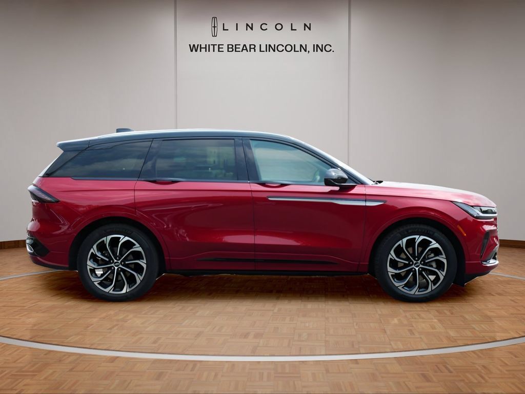 Used 2025 Lincoln Nautilus Reserve AWD/4WD image 4