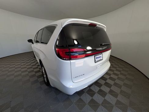 Used 2024 Chrysler Pacifica Touring-L FWD image 15