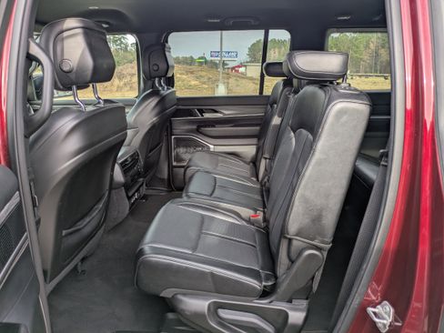 Used 2024 Jeep Wagoneer Series II w/ Flexible Seating Group image 10