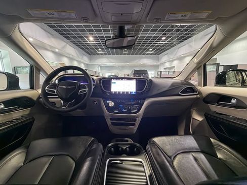 Used 2024 Chrysler Pacifica Touring-L FWD image 15
