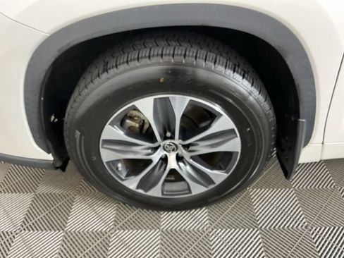 Used 2020 Toyota Highlander XLE AWD/4WD image 33