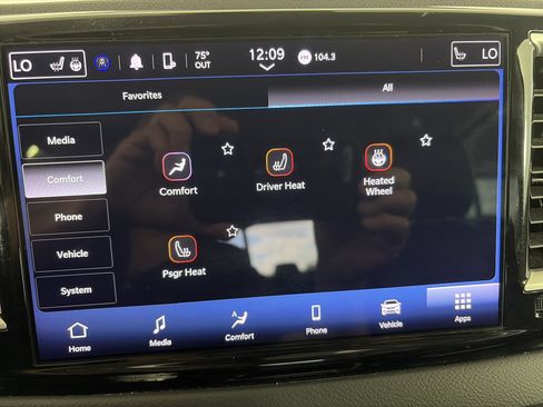 Used 2023 Chrysler Pacifica Touring-L FWD image 21