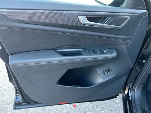 Used 2025 Volkswagen Atlas Cross Sport SEL image 11