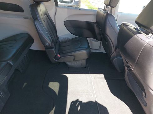 Used 2023 Chrysler Pacifica Touring-L image 13