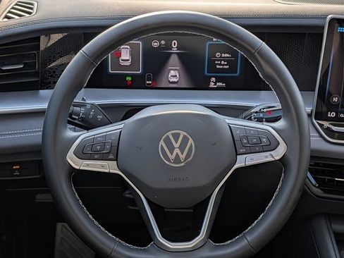 Used 2025 Volkswagen Tiguan SE FWD image 12