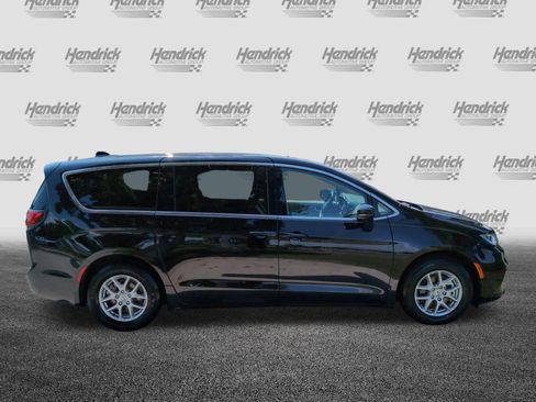 Used 2024 Chrysler Pacifica Touring-L FWD image 11