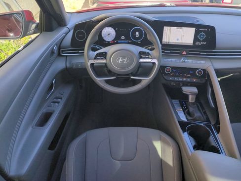 Used 2025 Hyundai Elantra SEL FWD image 17