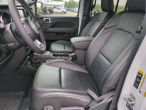 Used 2023 Jeep Gladiator Overland AWD/4WD image 14