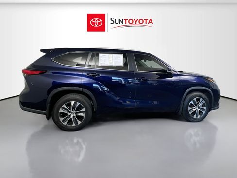 Used 2023 Toyota Highlander XLE AWD/4WD image 2