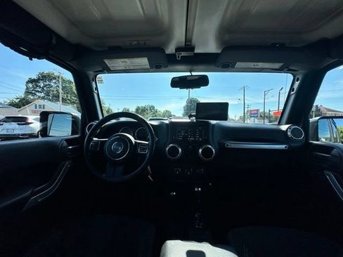 Used 2017 Jeep Wrangler Unlimited Sahara AWD/4WD image 19