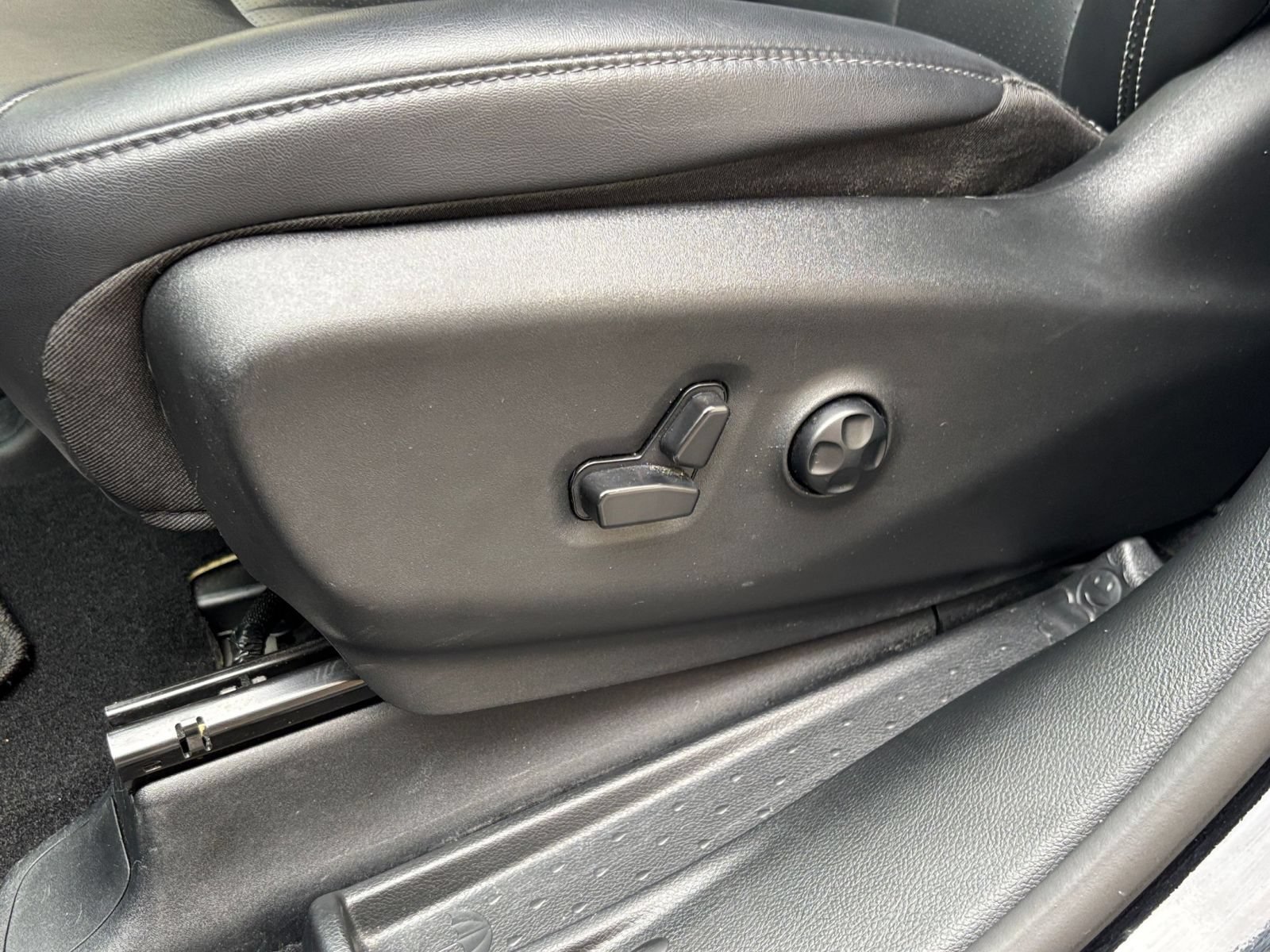 Used 2025 Chrysler Pacifica Select FWD image 21