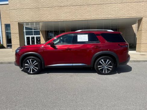 Used 2025 Nissan Pathfinder Platinum w/ Cargo Package FWD image 1