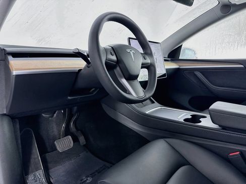 Used 2025 Tesla Model Y Long Range RWD image 12