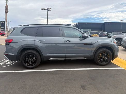 Used 2025 Volkswagen Atlas Peak Edition SE AWD/4WD image 5