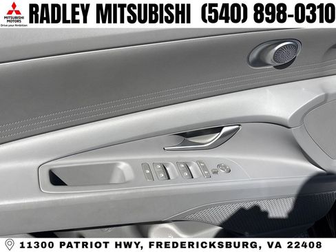 Used 2025 Hyundai Elantra Hybrid FWD image 5