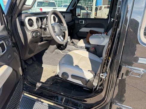 Used 2023 Jeep Gladiator Overland image 26