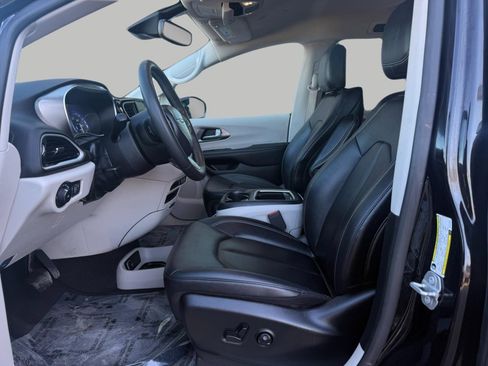 Used 2024 Chrysler Pacifica Touring-L image 22