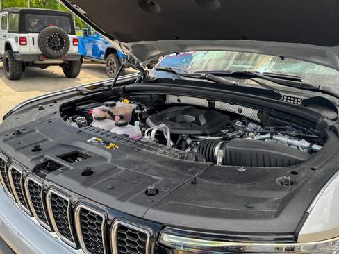 Used 2023 Jeep Grand Cherokee Overland AWD/4WD image 36