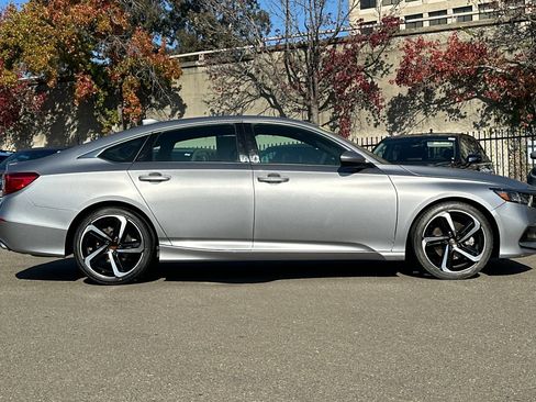 Used 2018 Honda Accord Sport image 3