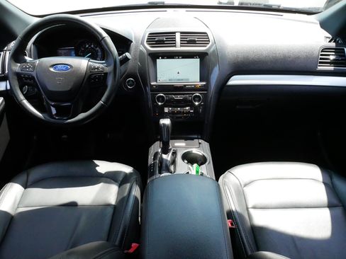 Used 2017 Ford Explorer XLT w/ Equipment Group 202A AWD/4WD image 10