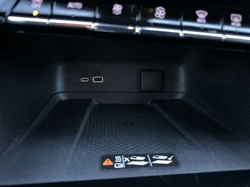 Used 2025 Chevrolet Traverse LT image 41