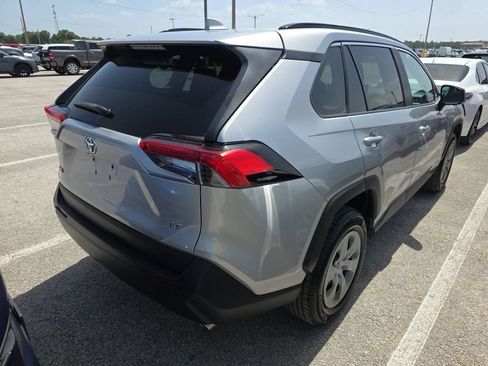 Used 2020 Toyota RAV4 LE FWD image 5