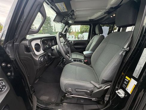 Used 2025 Jeep Wrangler Unlimited Sport AWD/4WD image 25