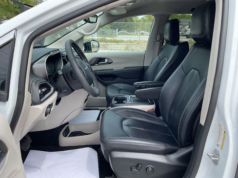 Used 2024 Chrysler Pacifica Touring-L FWD image 8