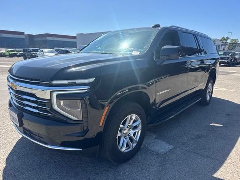 Used 2025 Chevrolet Suburban LT RWD image 9