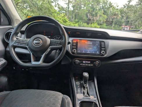 Used 2022 Nissan Kicks SV w/ Interior Electronics Package FWD image 11