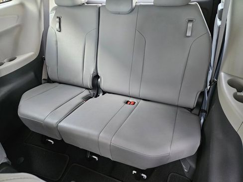 Used 2022 Toyota Sienna XLE FWD image 18