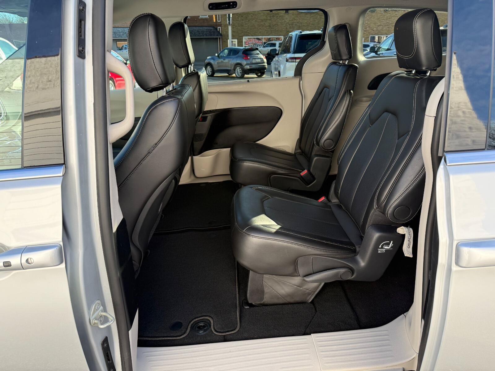 Used 2024 Chrysler Pacifica Touring-L FWD image 25