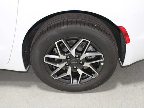New 2027 Chrysler Pacifica Limited AWD/4WD image 11