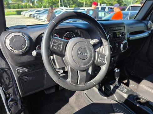 Used 2016 Jeep Wrangler Unlimited Rubicon w/ Connectivity Group AWD/4WD image 13