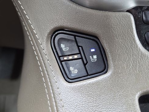 Used 2020 GMC Yukon XL SLT w/ Premium Edition RWD image 6